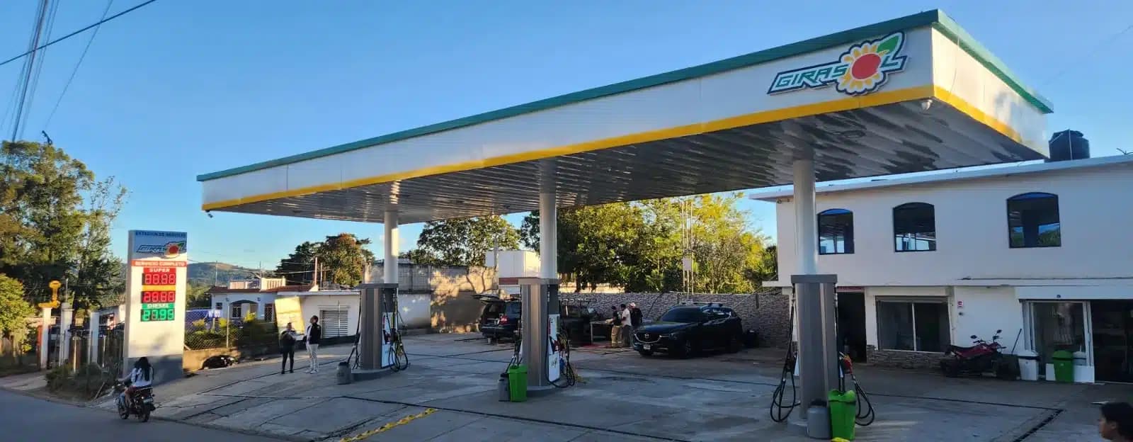 Fachada ACM de la gasolinera Girasol en Guatemala
