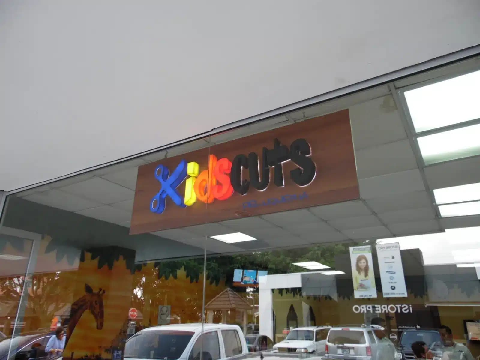 Rótulo con letras LED de Kids Cuts