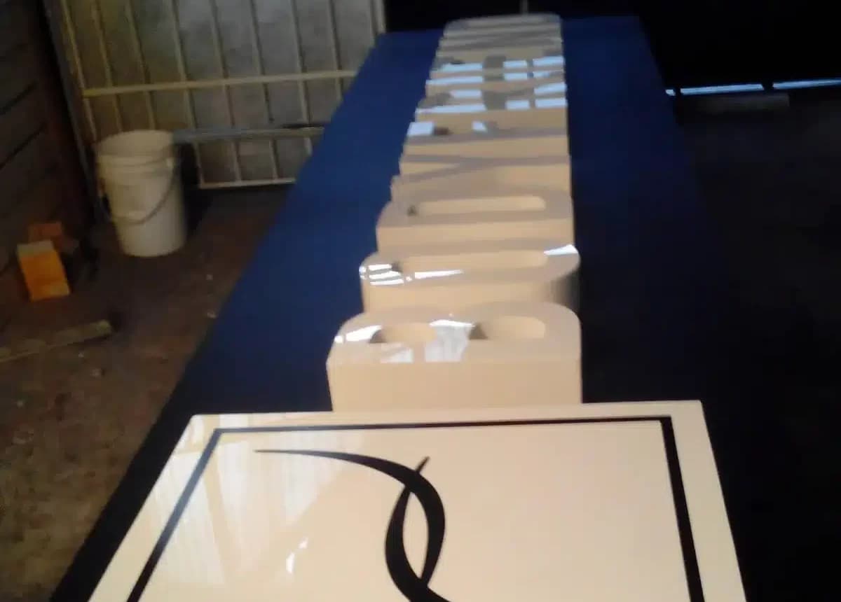Letras tipo block 3D de Body Friend antes de su instalación