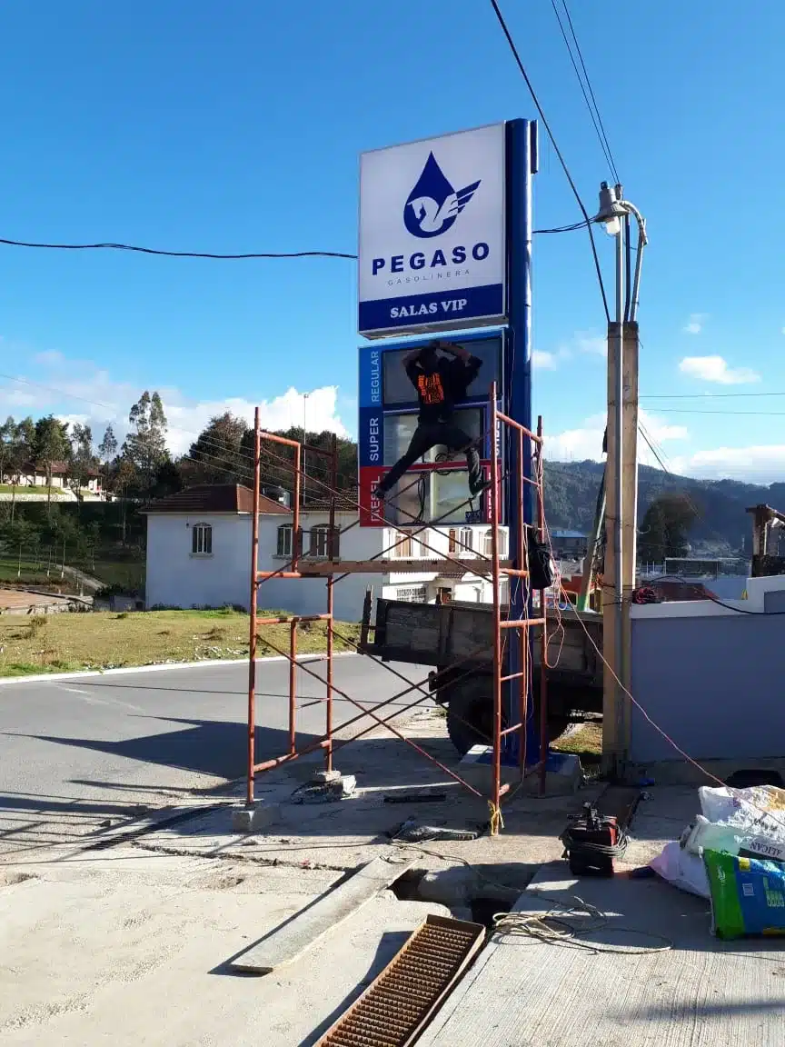 Instalación de caja de luz en tótem de gasolinera Pegaso