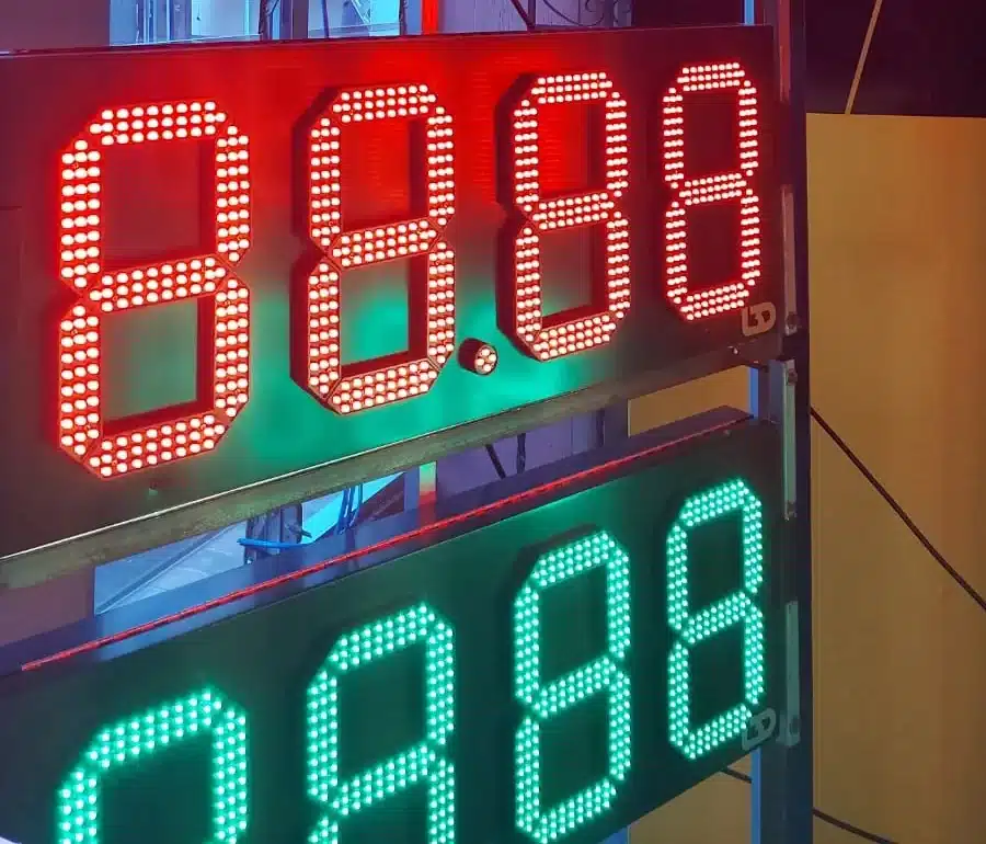 Preciadores LED rojos y verdes para gasolinera